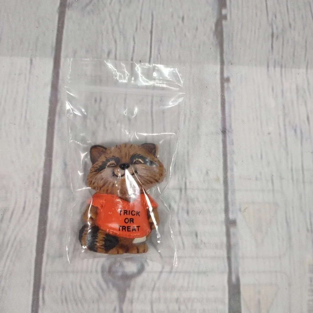 Vtg Hallmark Pin SHIRT TALES RICK RACCOON Trick Or Treat 1982 Brooch Halloween